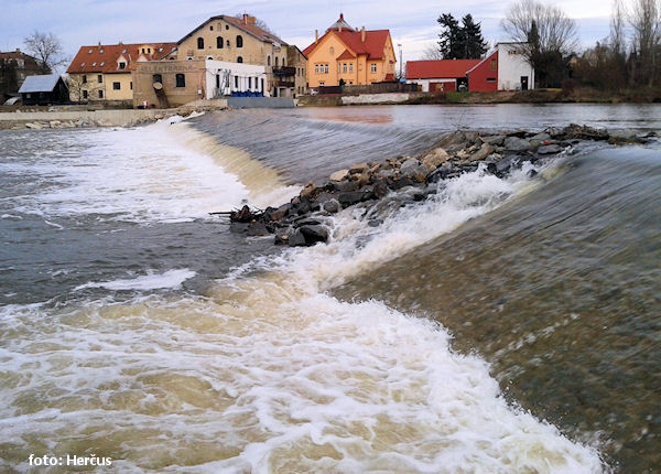 Opravovaný jez Černošice za 50 m3/s Opravovaný jez Černošice za 50 m3/s