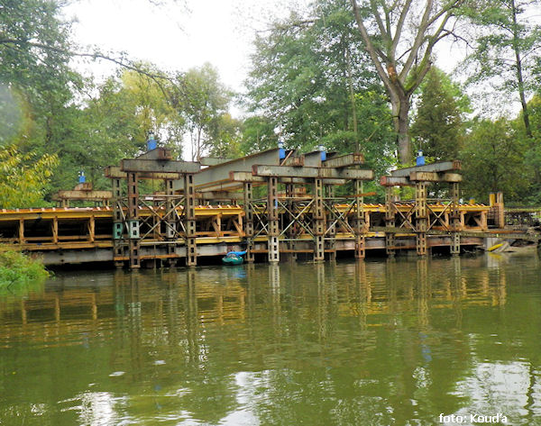 Stavba mostu v Miroticích Stavba mostu v Miroticích