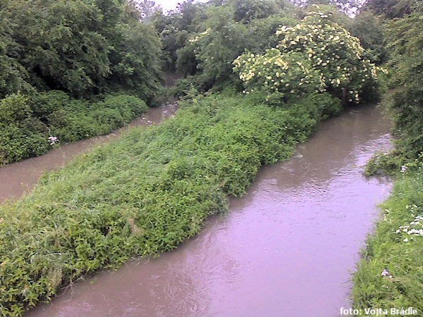 U soutoku Smíchovského (vl.) a Štítarského potoka (vpr.) U soutoku Smíchovského (vl.) a Štítarského potoka (vpr.)