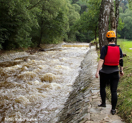 Volyňka v regulovaném korytě mezi dvěma stupni v Annenském údolí 
