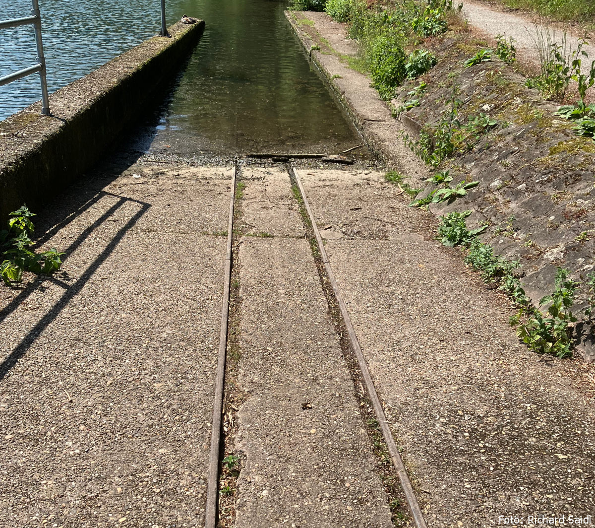 Vozíček a koleje u jezu v Neckarsteinach Vozíček a koleje u jezu v Neckarsteinach