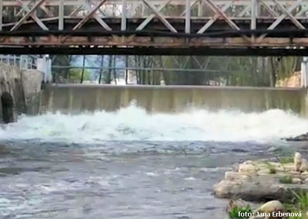 Jez byl v pátek zcela zahrazen. Jez byl v pátek zcela zahrazen.