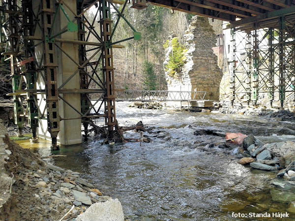 Navarov stavební lávka pod mostem Navarov stavební lávka pod mostem