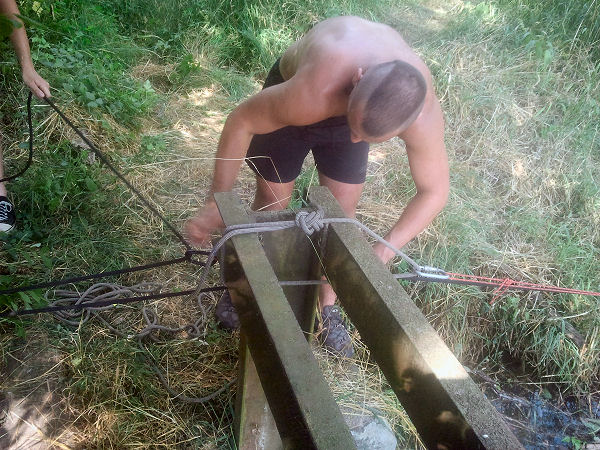 Loď pod stavidlem Loď pod stavidlem