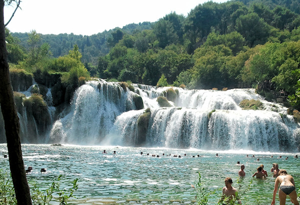 Vodopád Skradinski Buk hojně navštěvován turisty Vodopád Skradinski Buk hojně navštěvován turisty