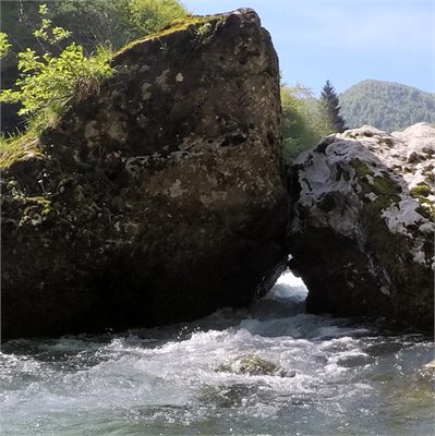 Dva známé sifony na Soče mezi Srpenica 2 a Trnovo 1