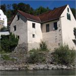 Bavorský dům s povodňovými značkami ve městě Burghausen 07/2026