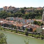 Město Burghausen s řekou Salzach z rakouského břehu 07/2026