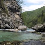 Soča nad soutěskou, obtížné místo ze shora, 05/2022, Kršovec 12 m3/s