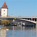 Jiráskův most v pozadí s Malostranskou vodárnou a Dětským ostrovem