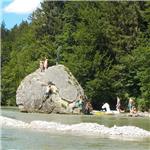 Isar pod městem Icking za 15 m3/s 07/2022 - skalka Georgenstein