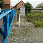 Lávka a vodočetná stanice na Mrlině v obci Vestec (km 10,8),  červnu 2025